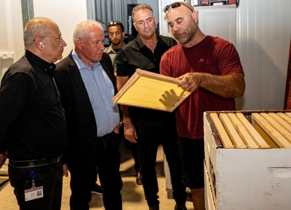 ביקור שר החקלאות במכוורת הכל דבש ביסוד המעלה צילום - מוליק המר